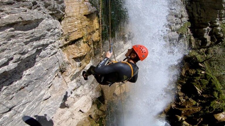 Gürcistan’ın benzersiz Okatse Kanyonu turistlerin ilgi odağı