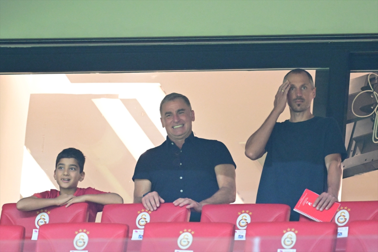 Galatasaray'da üç, Trabzonspor'da tek değişiklik