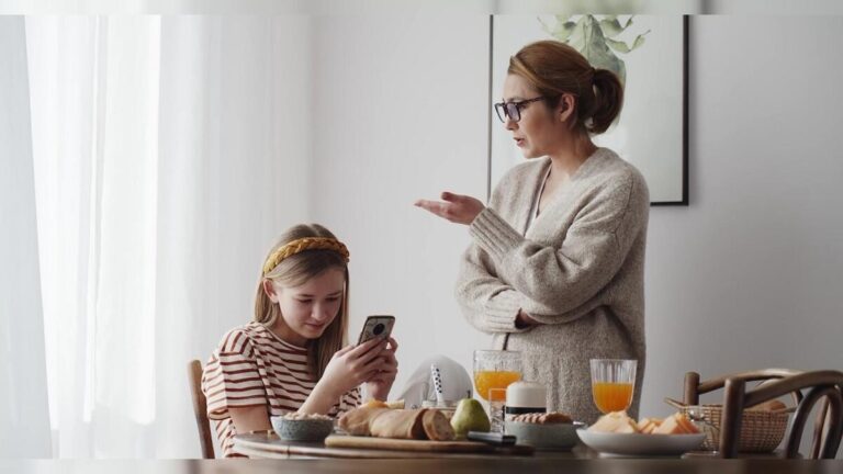 Çocuğa ekran başında yemek yedirmeyin!