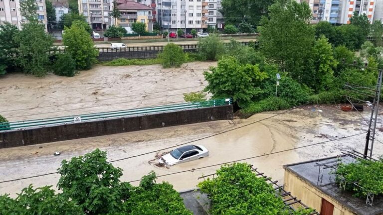 Türkiye genelinde fırtına ve şiddetli yağış: 9 ölü, 11 denizci kayıp
