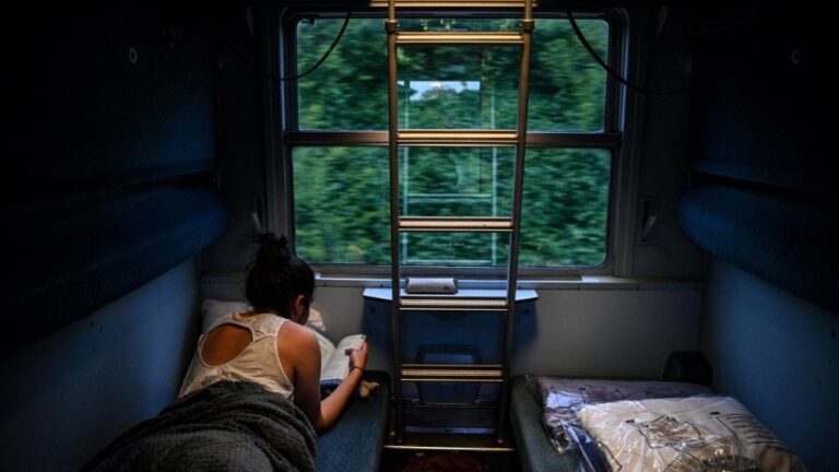 Eski vagonları dönüştüren Fransa kuşetli trenle seyahat devrini canlandırıyor