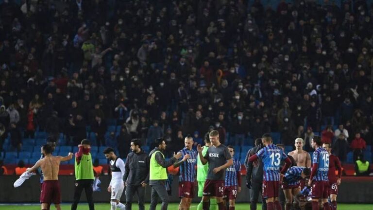 İstanbulspor Başkanı, Trabzonspor maçı ikinci yarısında takımını sahadan çekti