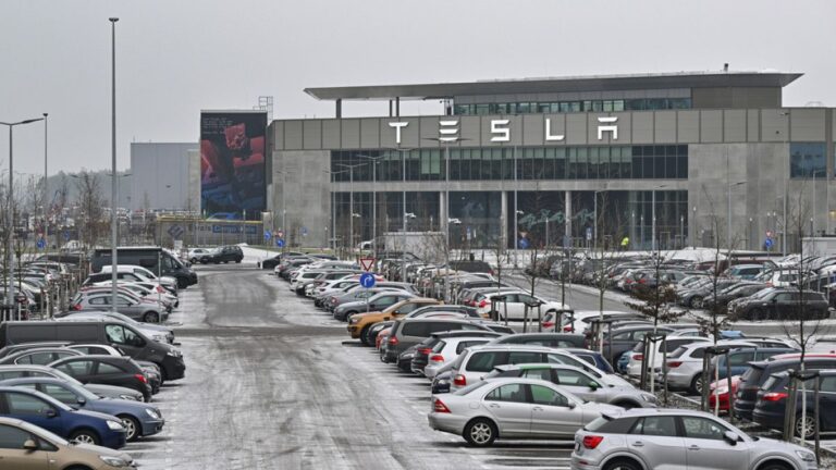 Tesla ve Volvo, Husilerin saldırıları nedeniyle Avrupa’daki üretimlerini durdurdu