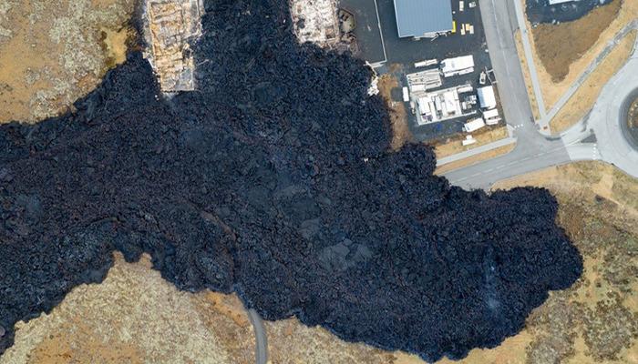 Yer: İzlanda! Kasabaya ulaşan lavlar havadan görüntülendi