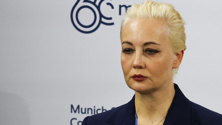 Navalny’nin eşinden video açıklaması: ‘Kocamı Putin öldürdü’