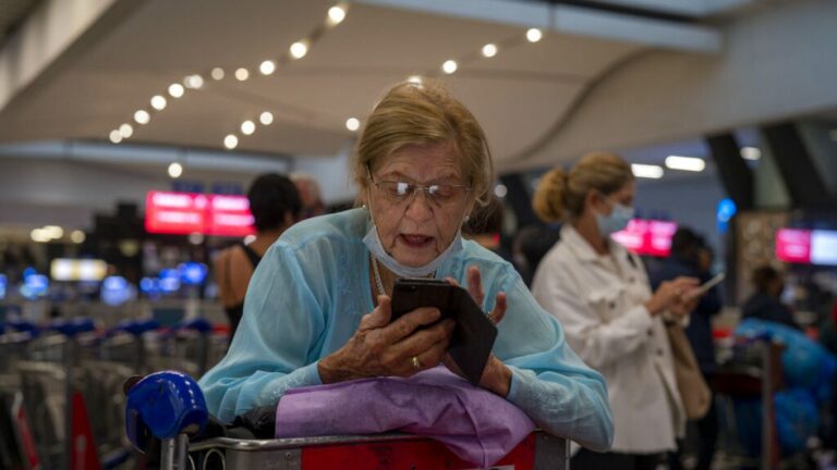 Omicron varyantı nedeniyle 60 yaş üstü kişiler yurt dışı seyahat planlarını ertelemeli mi?