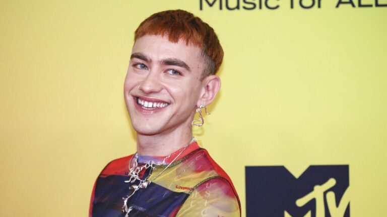 450 sanatçı, İngiltere’nin Eurovision yarışmacısı Olly Alexander’ı yarışmayı boykot etmeye çağırdı