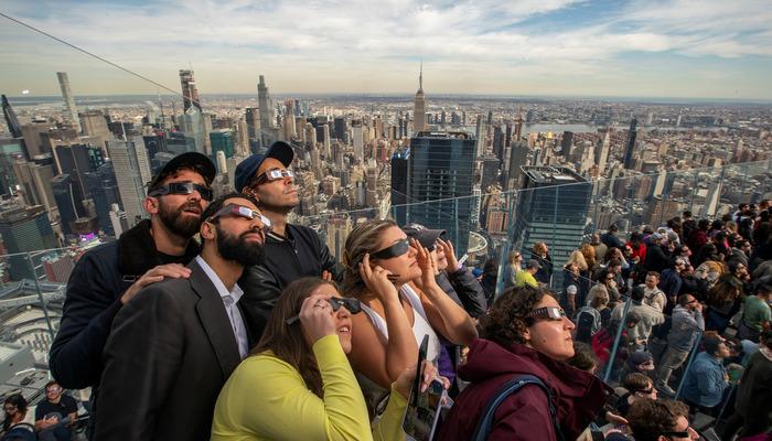 Tam güneş tutulması sırasında yaşanan ani rahatsızlıklar Google aramalarına yansıdı! ‘Gözlerim neden ağrıyor?’