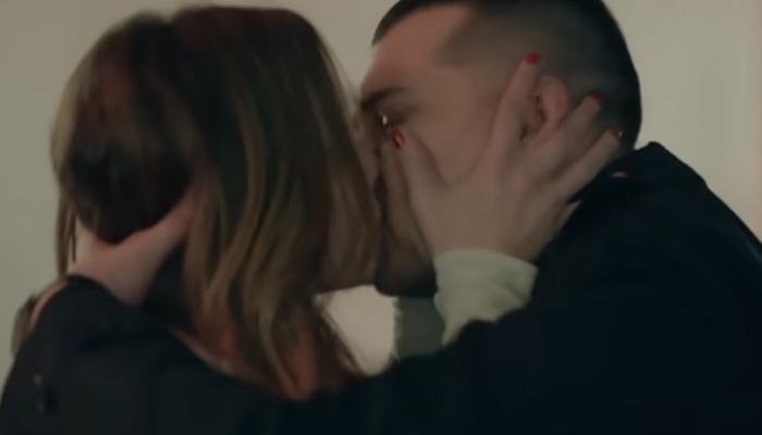 Sümeyye Aydoğan ve Çağatay Ulusoy’un Gaddar’daki öpüşme sahnesinin kamera arkası paylaşıldı! “Burnunu öptüm”