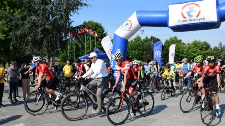 Düzce’de bisikletseverler bahar festivali kapsamında pedal çevirdi