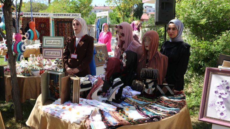 Bitlis’in Güroymak ilçesinde yıl sonu sergisi düzenlendi