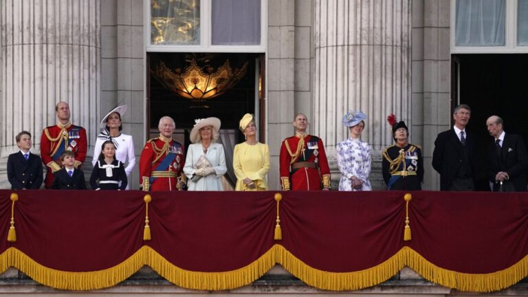 Londra’daki Buckingham Sarayı’nın ikonik balkonun odası ilk kez ziyaretçilere açılıyor