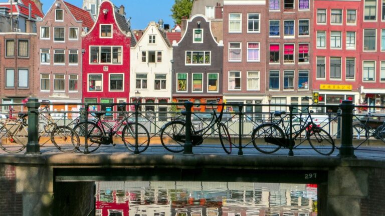 Amsterdam aşırı turizmle mücadele için kruvaziyer sayısını yılda 100 gemi ile sınırlandırdı