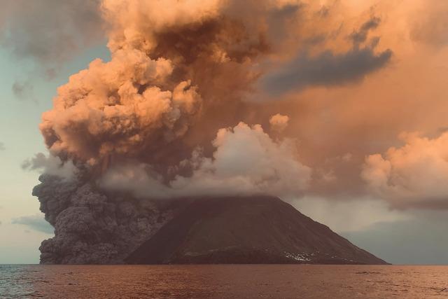 2024-07-05T114137Z_446585858_RC2ZO8A8KFD1_RTRMADP_3_ITALIA-VULCANO-STROMBOLI