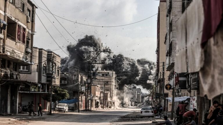 İsrail’in Gazze’ye gece boyu düzenlediği hava saldırılarında 20 Filistinli öldü