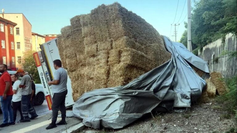 Bartın’da saman yüklü tır devrildi