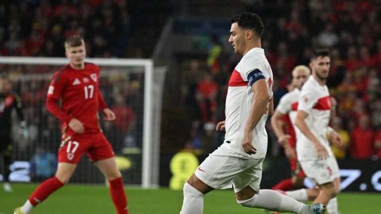 Kaan Ayhan: Eleştiri tecrübeli oyunculara yapılmalı