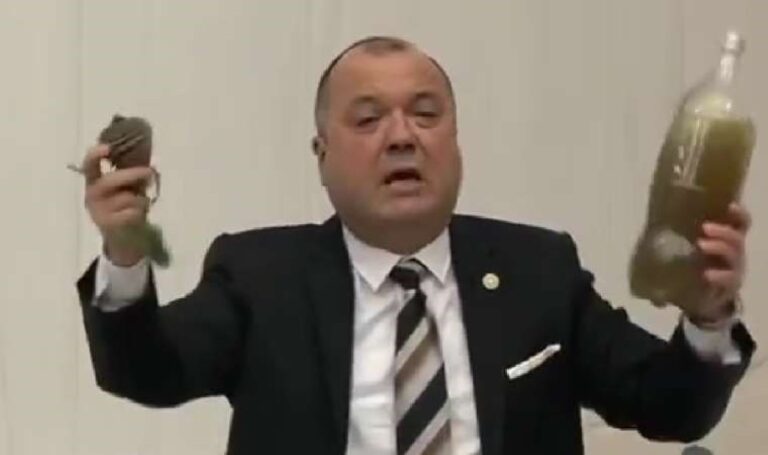 TBMM’de pis su tartışması: Murat Kurum, CHP’li Aygün’ün getirdiği suyu elinin tersiyle itti – Son Dakika Siyaset Haberleri