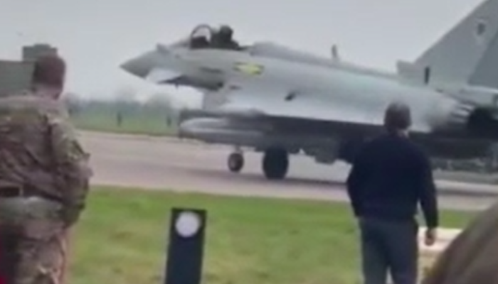 Kuş çarpan Eurofighter Typhoon savaş uçağının pilotu, kanopiyi fırlatarak acil iniş yaptı