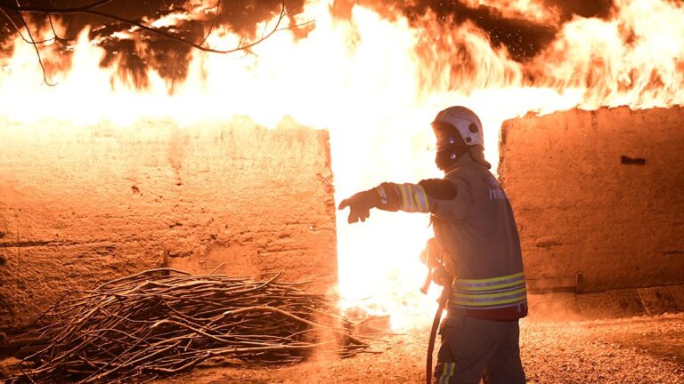 İtfaiyeciler yeni yıla yangınla girdi