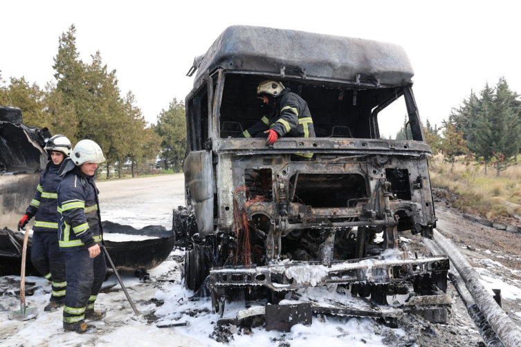 Yanmış otoyolda devrildi tanker, 5 kilometrede bir araç kuyruğu meydana geldi