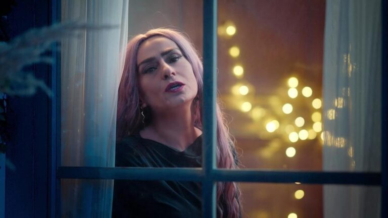 ÜNLÜ SANATÇININ YÜZÜ YANDI | Saç boyalarındaki tehlike ne? – Sağlık Haberleri