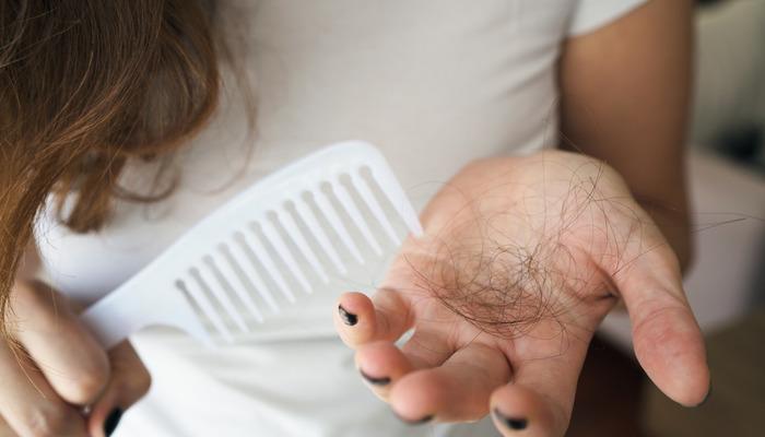 Neredeyse herkesin problemi: Saç dökülmesini durdurmanın sırrı yediklerinizden geçiyormuş!