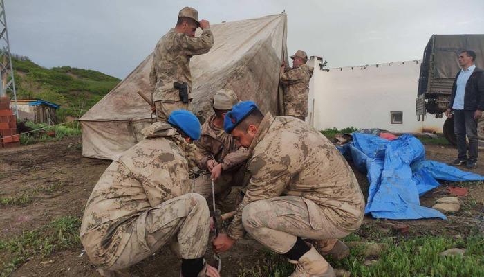 Tunceli’de güvenlik güçleri, şiddetli rüzgar nedeniyle evleri hasar görenlere yardım eli uzattı