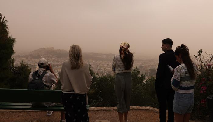 Atina dahil Yunanistan’ın birçok kentinde gökyüzünü “Büyük Sahra tozu” kapladı