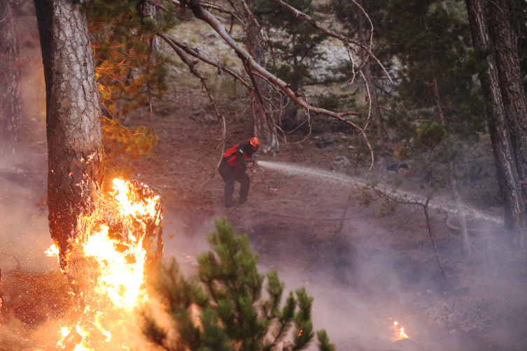 3 noktada orman yangınlarına müdahale devam ediyor