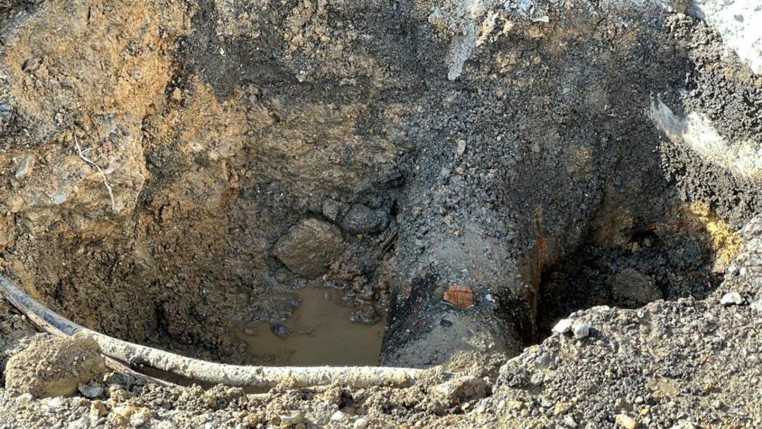 Kadıkede'de su borusu patladı: Havada akan su sayaçları ile su 2