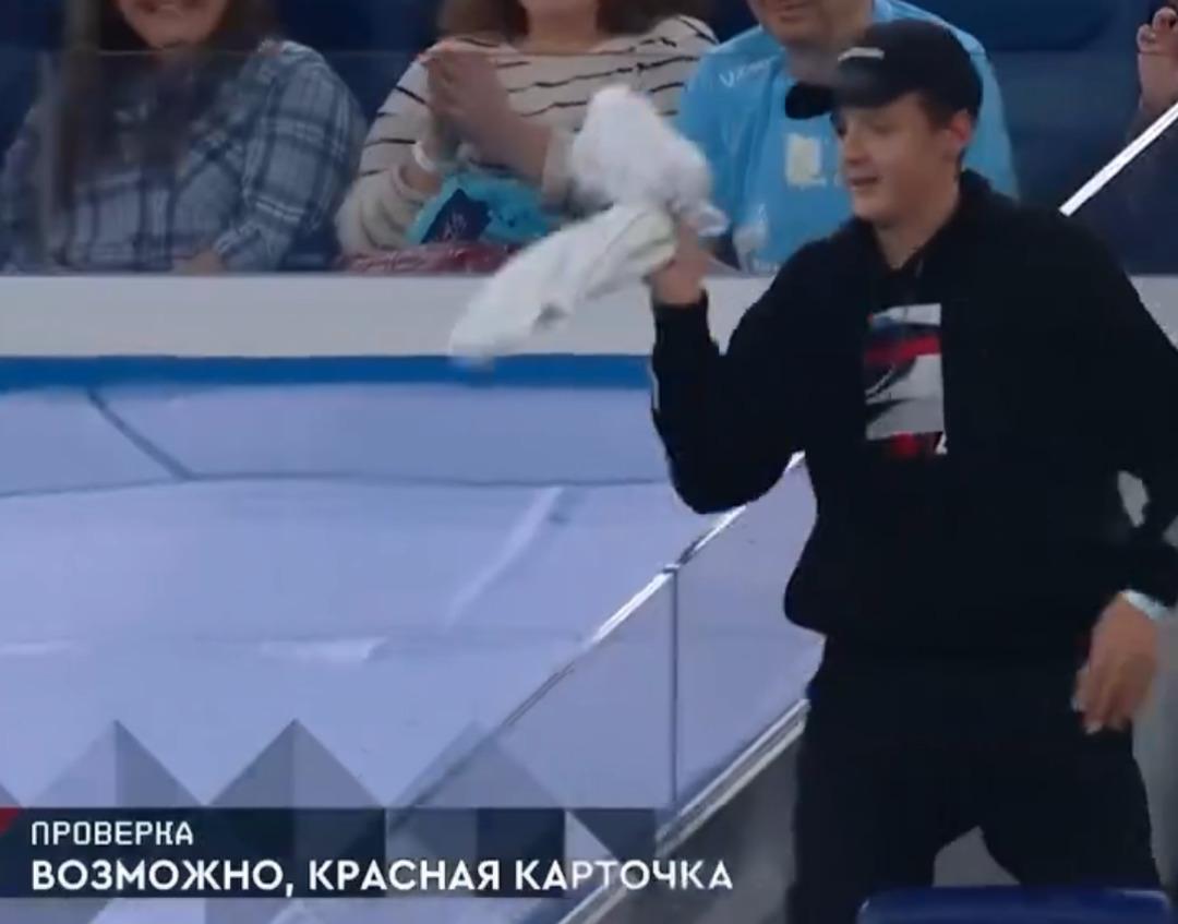 Sonunda bunu da gördük! Rusya'da kırmızı kart gören futbolcu gömleği hayranlara attı ... Karardan sonra olanlar vardı ... 3