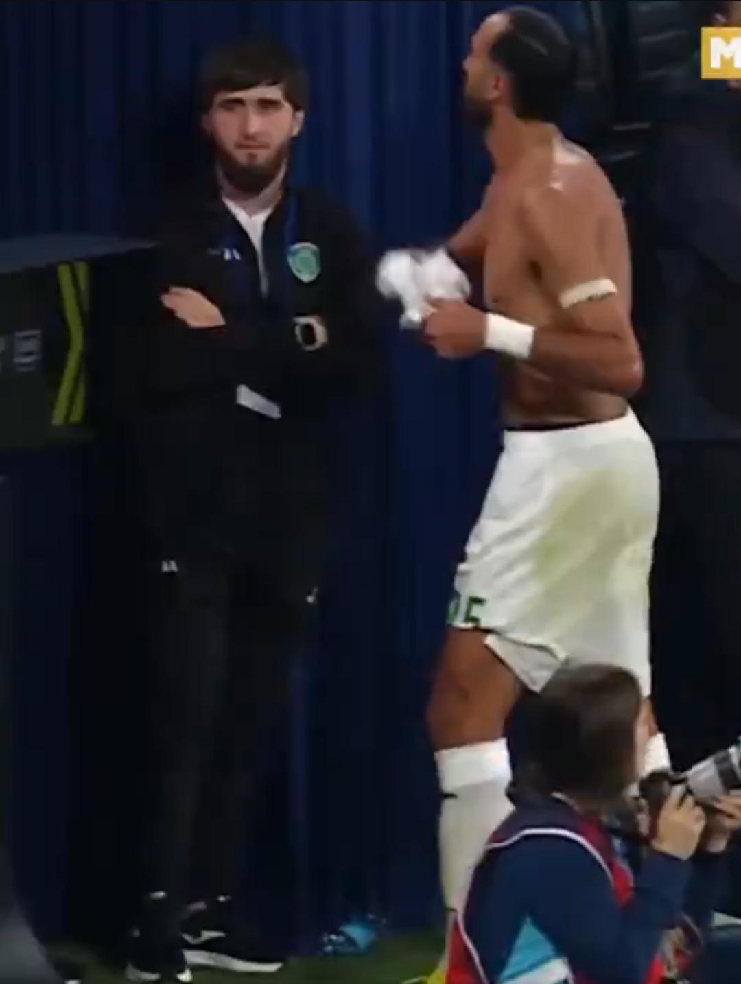 Sonunda bunu da gördük! Rusya'da kırmızı kartlı bir gömlek gören futbolcu gömleği başlattı ... Karardan sonra olanlar vardı ... 2