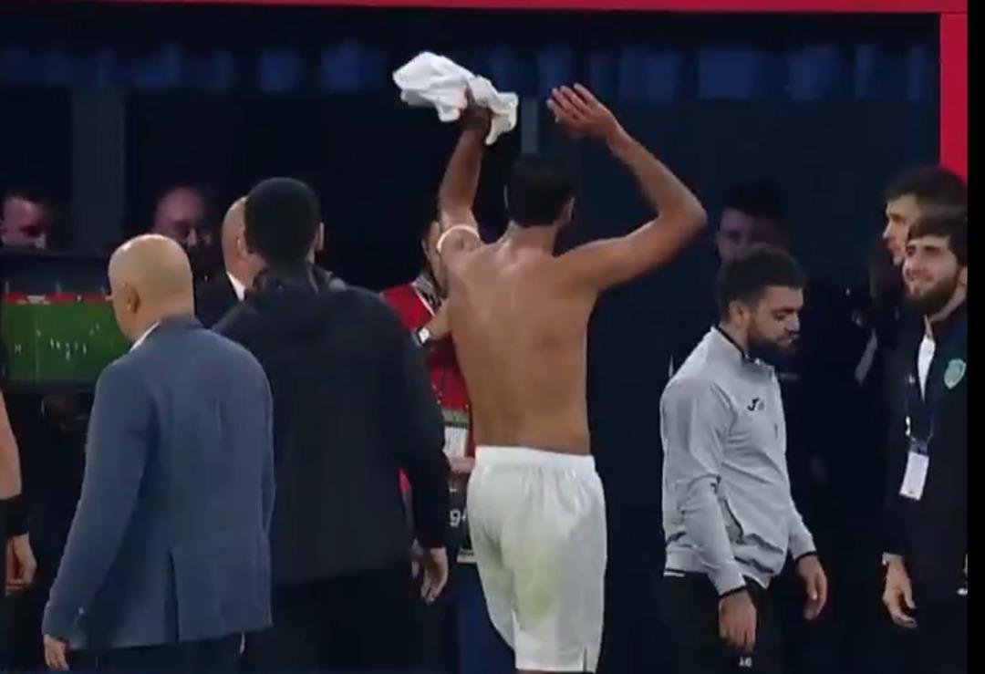 Sonunda bunu da gördük! Rusya'da kırmızı kart gören futbolcu gömleği hayranlara attı ... Karardan sonra olanlar vardı ... 4