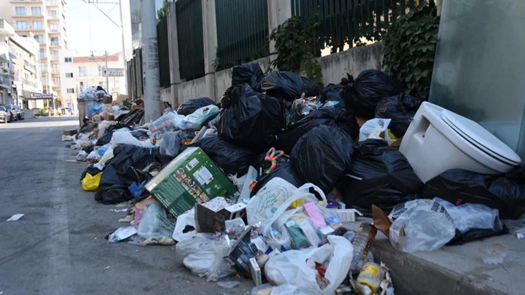 Çöp krizi Karşuzaka'da büyüyor! Cemil Tugay kollarını topladı, işçiler 2 tepki gösterdi