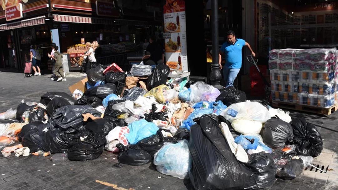 Çöp krizi Karşuzaka'da büyüyor! Cemil Tugay kollarını topladı, işçiler 3 tepki gösterdi