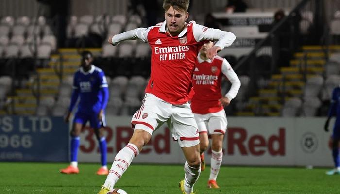 Futbol dünyası şokta! Arsenalli eski futbolcu maç sırasında hayatını kaybetti